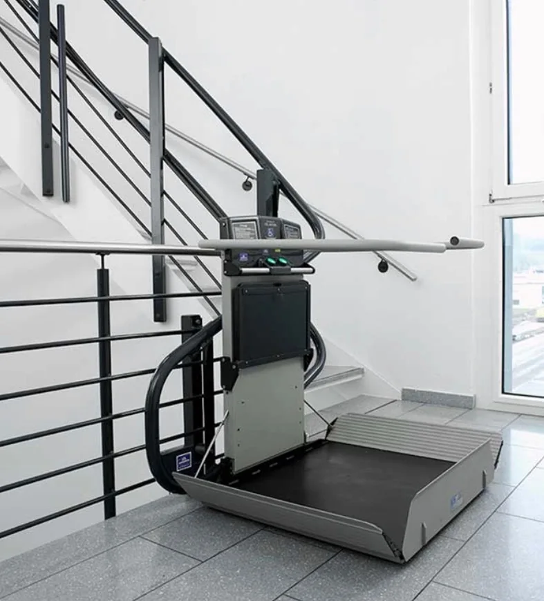 Inclined platform lift following a staircase, platform lowered