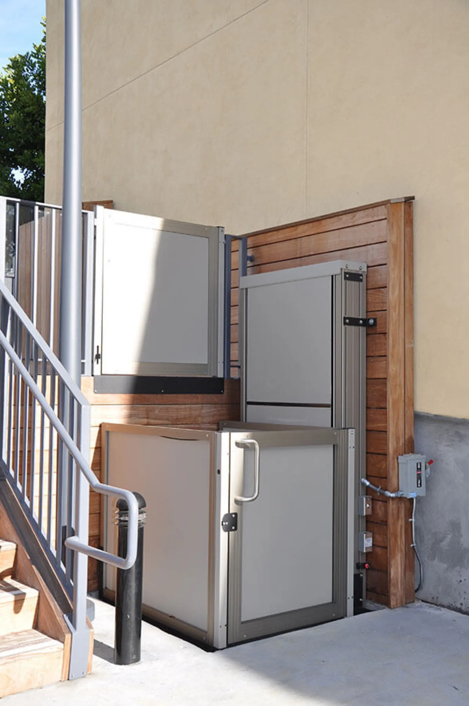 Outdoor vertical platform lift installation
